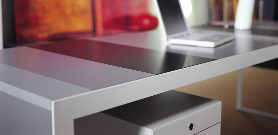 Stylish Office Desk 2430 by Wenyi Office Furniture