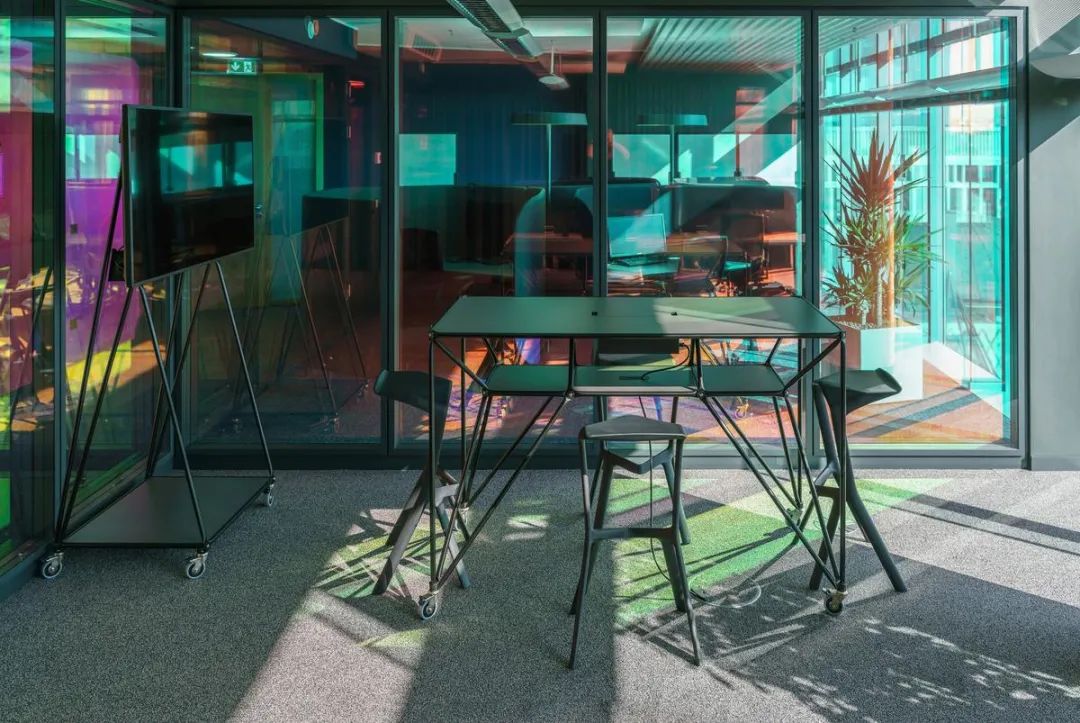 Executive office environment design with premium task seating