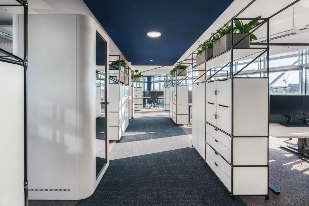 Lounge and breakout area office furniture for informal meetings